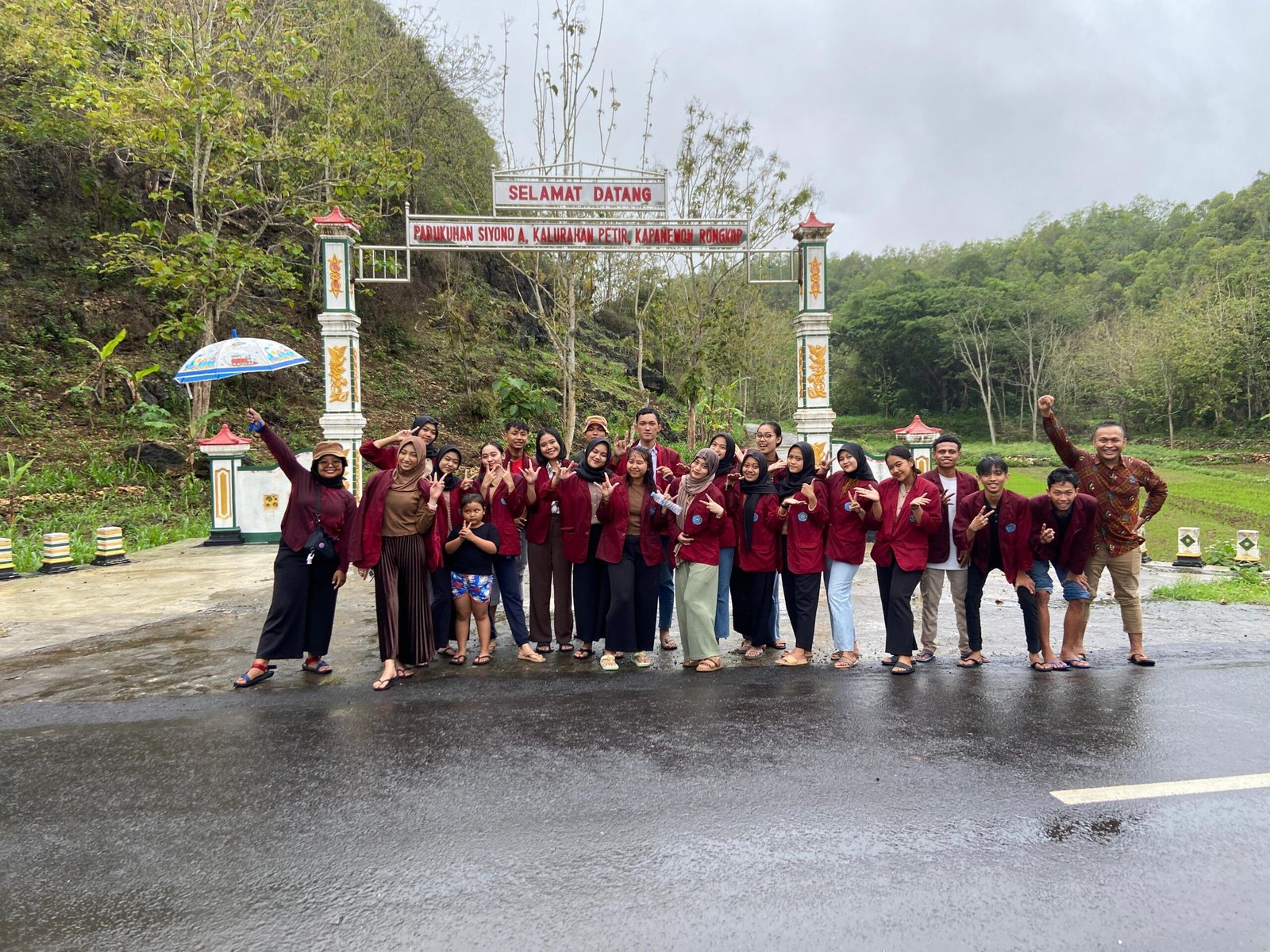 Cegah Konflik Satwa, Mahasiswa UNSA Hijaukan Bukit Desa Petir Lewat Aksi Berbagi Bibit